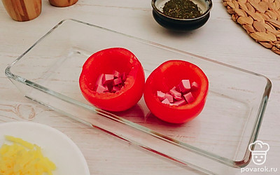 Внутрь помидоров выложите слой колбасы.