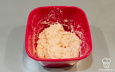 Постепенно ввели муку в творожно-морковную смесь и замесили тесто. Должно быть достаточно крутым. Разложили по формочкам и поставили на 25 минут при 180 градусах в духовку.