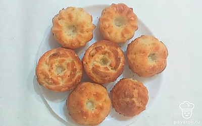 Готовые воздушные творожные кексы подавать к чаю.