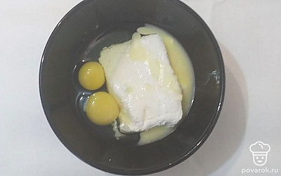 Творог смешать с яйцами, растопленным сливочным маслом и сметаной. 