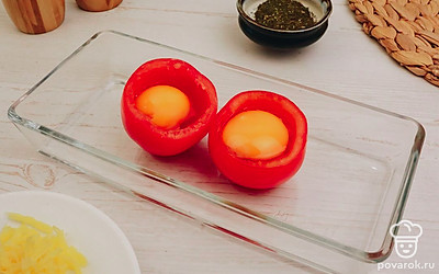 Аккуратно разбейте в помидоры яйца. Посолите и поперчите по вкусу.