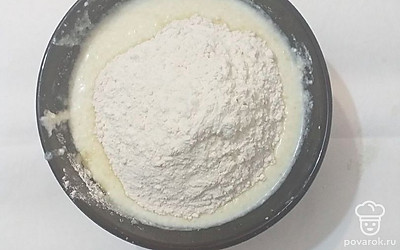 Муку смешать с разрыхлителем, всыпать её в жидкую массу, тщательно перемешать.