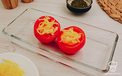 Посыпьте помидоры сыром.
