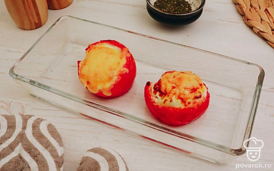 Запекайте фаршированные помидоры в разогретой духовке в течение 20-25 минут.