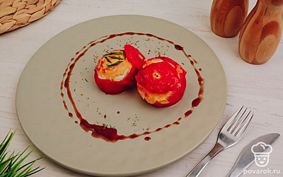 Выложите фаршированные помидоры на порционные тарелки, украсьте зеленью и легким соусом на ваш выбор.