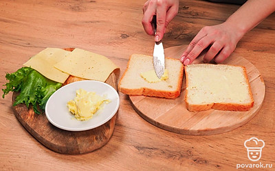 Смажьте кусочки хлеба сливочным маслом с одной стороны.