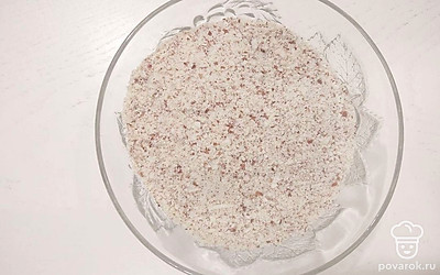 Нарежьте небольшими кубиками яблоки. На сухой сковороде просушите миндаль, измельчите его. К просеянной муке добавьте соду, лимонную кислоту, измельченный миндаль.