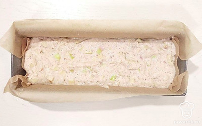 Форму для выпечки застелите пергаментной бумагой. Смажьте бумагу растительным маслом. В форму выложите тесто, в заранее разогретую духовку поставьте выпекаться кекс на 45-50 мину при температуре 180 ℃. Готовность проверьте шпажкой или спичкой.