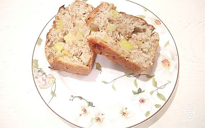 Готовый кекс остудите перед подачей, посыпьте сверху сахарной пудрой. Сверху можете украсить ягодами. Кекс можно подавать с джемом, вареньем по желанию.