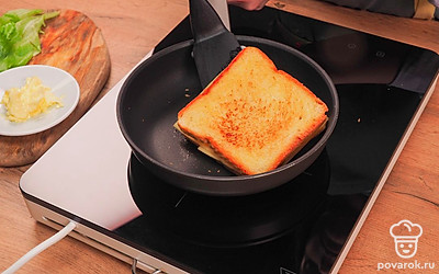 Поставьте сковороду на огонь и прожарьте сэндвичи с обеих сторон до золотистого цвета, за это время сыр расплавится. Не стоит сильно разогревать сковороду, жарьте сэндвичи на медленном огне.