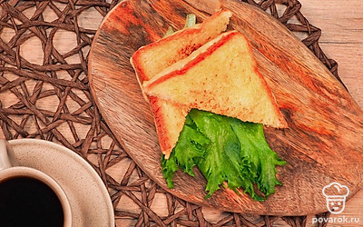 Подавайте сэндвичи, разложив их на ярких листьях салата. Для большей атмосферности вместо блюда можно взять красивую деревянную разделочную доску. Так обычное блюдо будет выглядеть, как ресторанное.