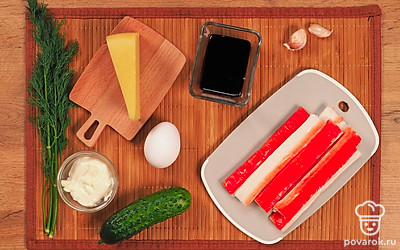 Вымойте укроп. Отварите яйца вкрутую и очистите их. Выложите все ингредиенты на видное место. Приготовьте терку, посуду для смешивания начинки. Разморозьте крабовые палочки, они обязательно должны быть мягкими. Чтобы крабовые палочки быстрее стали мягкими, можно опустить их в горячую воду. Очистите чеснок. Помойте огурец