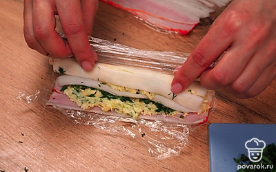 Приготовьте крабовые палочки с сыром. Натрите огурец на терке и тщательно отожмите сок. Натрите на средней или мелкой терке. Чеснок и укроп измельчите. Соедините огурец, сыр. Яйца натрите на мелкой терке. Добавьте к огурцу и сыру, так же добавьте чеснок. Добавьте майонез и хорошо перемешайте. Аккуратно разверните крабовые палочки, чтобы они не сломались. Выложите и разровняйте начинку у основания крабовой палочки. Сверху присыпьте начинку укропом. Проделайте то же самое с остальными палочками. Плотно сверните каждую крабовую палочку в рулет.