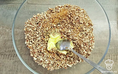 Смешайте измельченные орехи, тростниковый сахар, корицу и 1 ст.л. сливочного масла до однородной крошки, и отложите в сторону.