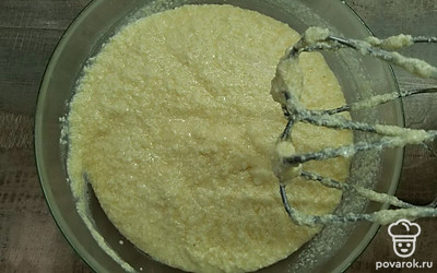 В просторной миске взбейте остальное сливочное масло с белым сахаром до пышной массы. Постепенно добавьте яйца и сметану, продолжая взбивать. В несколько приемов всыпьте смесь сухих ингредиентов, тщательно перемешивая на низкой скорости миксера.