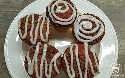 Смешайте в небольшой посуде сахарную пудру с молоком до гладкой густой массы. Глазурь должна быть такой консистенции, чтобы с трудом стекала с ложки. Нанесите на теплые кексы узор из глазури.