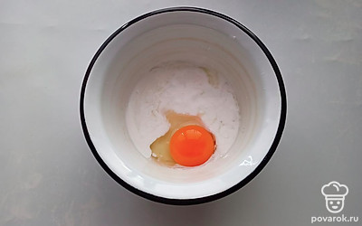 Смешать сметану с яйцом.