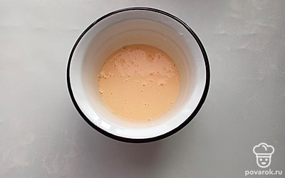 Добавить муку, разрыхлитель, подсластитель, вымешать тесто.