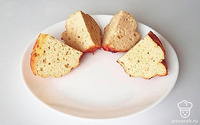 Залить тесто в форму, выпекать 30 минут при 180 градусах.