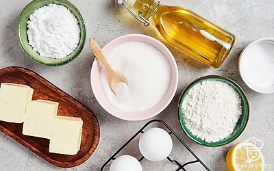 Лимон промойте и обсушите. Сполосните яйца, обсушите их полотенцем. У одного яйца отделите белок от желтка. Выложите маргарин из холодильника. Просейте муку. Подготовьте форму для выпечки, смажьте ее подсолнечным маслом. Разогрейте духовку до 180 градусов.