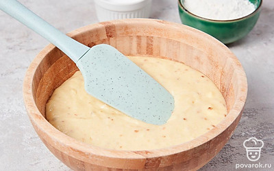 Приготовьте тесто. В глубокую миску положите сахар и маргарин, хорошо разотрите их. Добавьте к ним яйца, тщательно взбейте смесь венчиком. Натрите цедру лимона, а затем выжмите из него сок. Выложите их в миску к другим ингредиентам и перемешайте. Насыпьте в тесто соду и муку. Размешайте все до однородности.