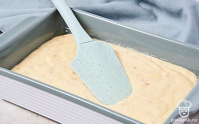 Сделайте кекс. Переложите тесто в форму и поставьте ее в духовку на 40 минут. Достаньте кекс и оставьте его остужаться. В миске смешайте сахарную пудру и яичный белок, взбивайте их венчиком до образования глазури. Промажьте кекс получившейся смесью.