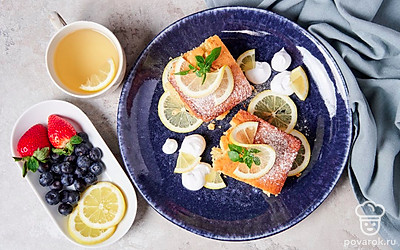 Готовый кекс украсьте кондитерской посыпкой.