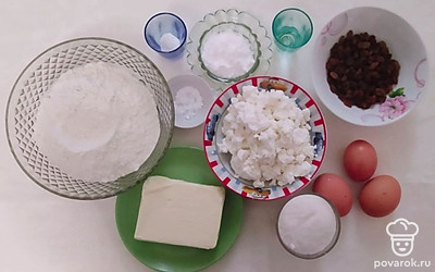 Вытащите все ингредиенты из холодильника, просейте муку и распределите все ингредиенты. Поместите продукты на стол.