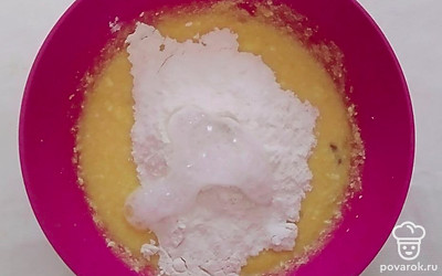 Разотрите масло и сахар. Насыпьте к ним творог и яйца, взбейте. Насыпьте ванилин, по выбору или изюм, или что, вы выбрали, гашеную уксусом соду, а также муку. Перемешайте и оставьте на 15 минут.