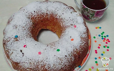 Посыпьте пудрой сверху кекс, подавайте с чаем. На красивой тарелочке.