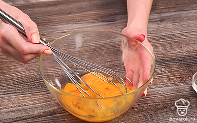 Подготовьте яйца к обжарке. Взбейте яйца с помощью вилки или венчика. Примешайте 5 столовых ложек молока. Добавьте соль и измельченный мускатный орех.