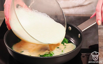 Приступите к приготовлению омлета. На сковороде растопите сливочное масло. Выложите листья шпината и тушите их в течение 2-3 минут. Сверху влейте взбитые яйца и посыпьте тертым сыром. Готовьте на среднем огне до тех пор, когда его прожариваемая сторона обретет твердую, золотистую корочку. Затем омлет нужно будет аккуратно перевернуть. Прожарив обе стороны, выложите на тарелку.