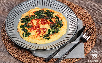 Готовый омлет со шпинатом подавайте горячим, украсив свежими листьями шпината.