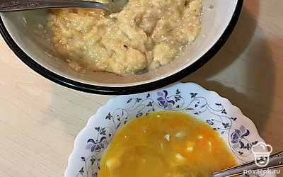 Растопить масло и смешать с сахаром, добавить яйцо. Размять вилкой бананы, добавить в смесь масла и сахара.