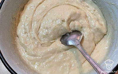 Добавить в смесь муку и разрыхлитель, хорошо перемешать.