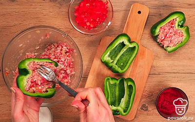 Приготовьте начинку и нафаршируйте перцы. Разогрейте глубокую сковороду с растительным маслом, обжарьте на ней лук и морковь в течение 5-7 минут. В миску поместите мясной фарш, добавьте рис и обжаренные овощи. Посолите, поперчите и тщательно перемешайте. Наполните перцы фаршем.