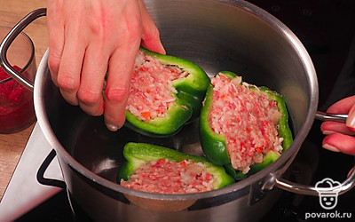 Потушите перцы в соусе. В кастрюлю добавьте растительное масло и выложите туда фаршированные перцы. Влейте томатную пасту, разведенную с водой в соотношении 1 к 1. Нарезанный помидор добавьте в кастрюлю. Доведите массу до кипения, после этого убавьте огонь и тушите блюдо под крышкой на слабом огне 45 минут.