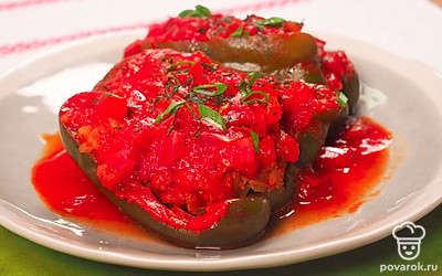 Готовые перцы полейте подливой, в которой они тушились, и украсьте сметаной.