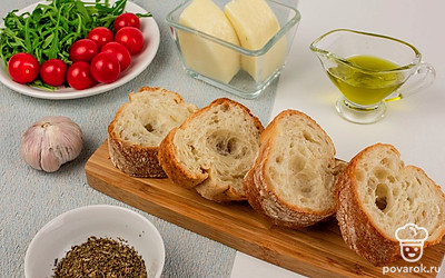 Чеснок очистите. Черри помойте и просушите бумажным полотенцем. Отрежьте необходимое количество хлеба.