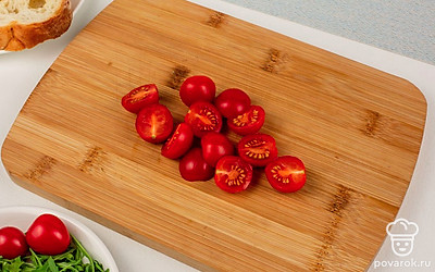Помидоры черри разрежьте пополам.