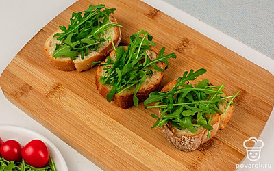 На багет выложите руколу.