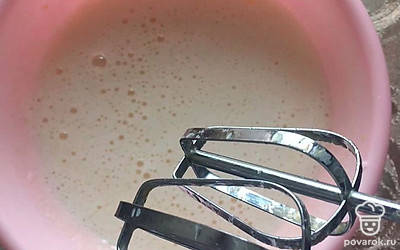 Хорошо взбить яйца (6 штук).