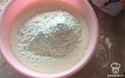 Взбивать после каждого шага. Добавить сахар (2 стакана), муку (2 стакана), масло подсолнечное (7 столовых ложек), соду (1 чайную ложку, гашеную уксусом).