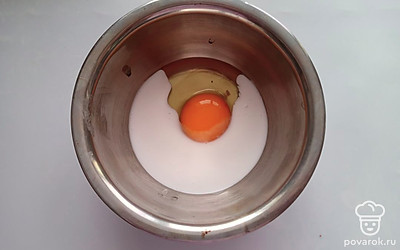 Смешать сливки и яйцо.