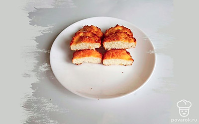 Разложить тесто по формам и выпекать 15 минут при 180 градусах.