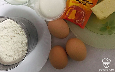 Подготавливаем все продукты. Греем духовку до 180 градусов и подготавливаем форму, в которой будите выпекать.