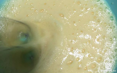 В чашу разбиваем яйца (они должны быть комнатной температуры), добавляем соль и начинаем взбивать примерно 3 минуты, добавляем сахар, ванильный сахар и продолжаем взбивать.