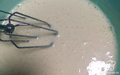 В муку высыпаем разрыхлитель и все просеиваем в яичную смесь, аккуратно перемешиваем, чтобы тесто не потеряло пышность.