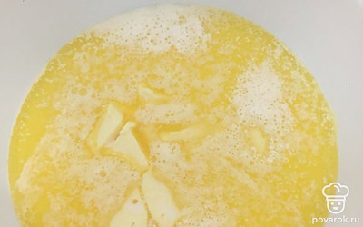 Берём эмалированную чашу или ковшик, наливаем молоко, кладём масло сливочное и ставим на огонь, чтобы масло растаяло, но не кипело, до первых пузырьков, и выключаем газ.