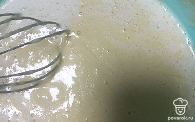 Молоко с маслом добавляем в тесто и перемешиваем.